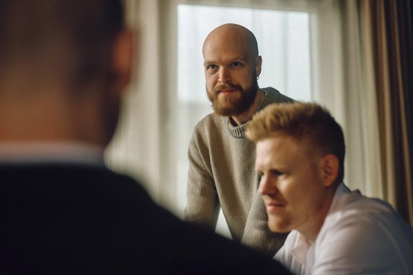 Möesbild där Joakim Brandt är i fokus.